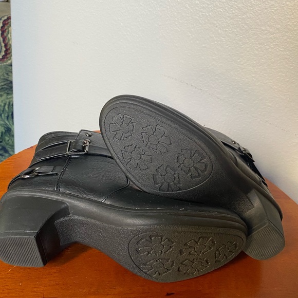 COPY - ♥️ EASY STREET COMPORT WAVE BLACK LEATHER BOOTS . - Picture 5 of 7